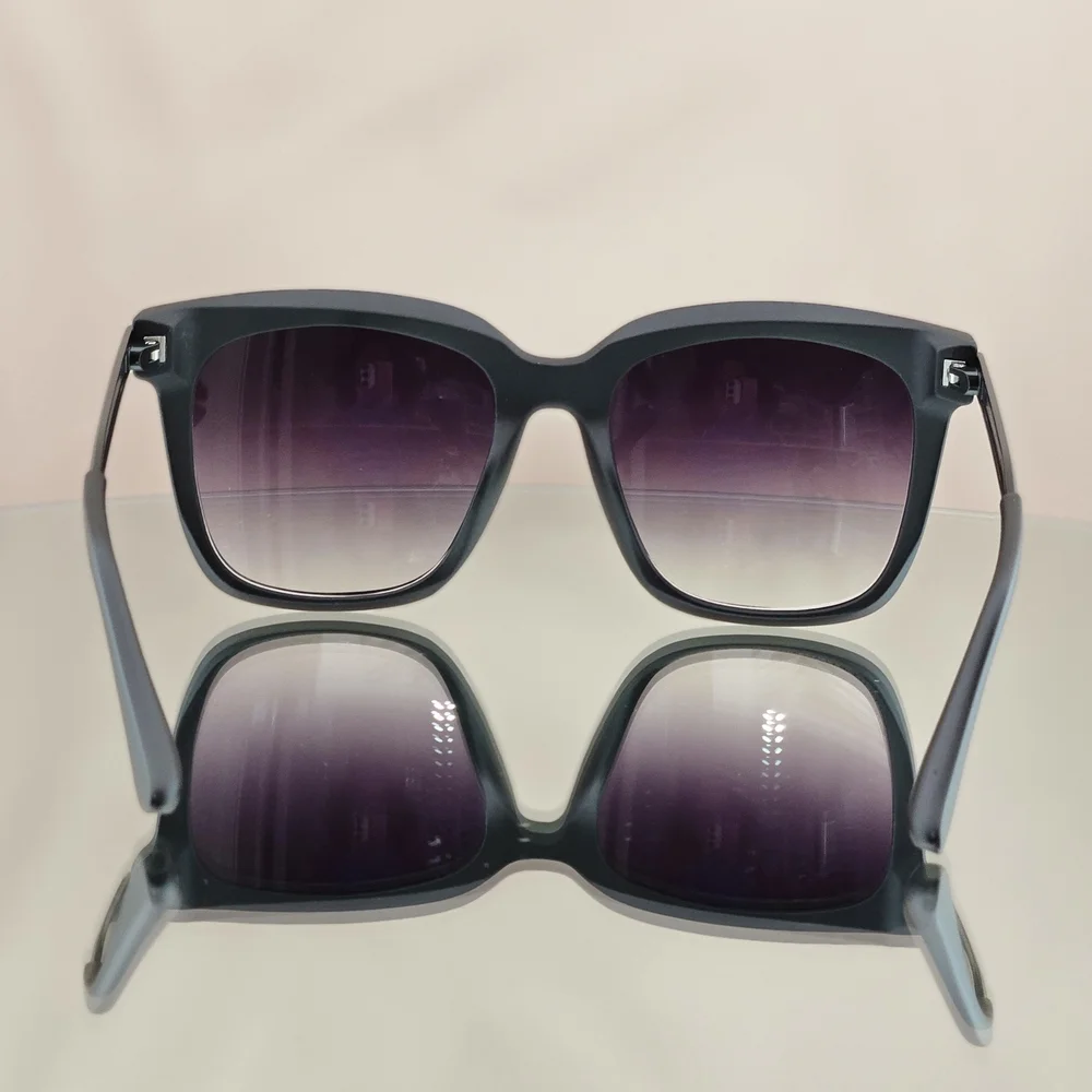 Diff Eyewear box hailey